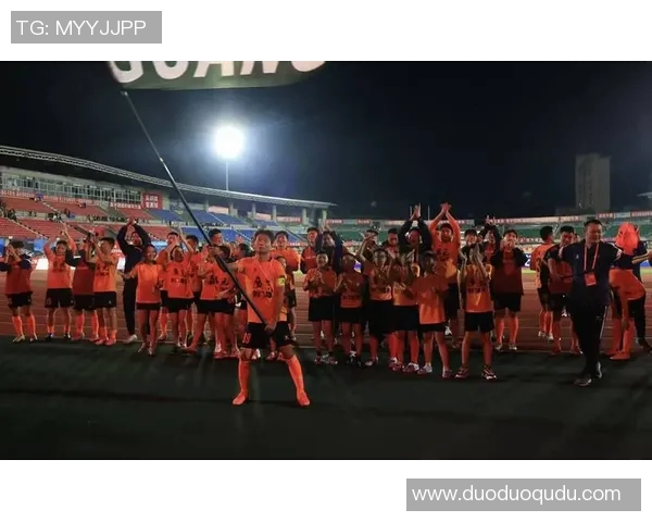 足球球星被偷亲事件引发热议 球迷和舆论为之沸腾